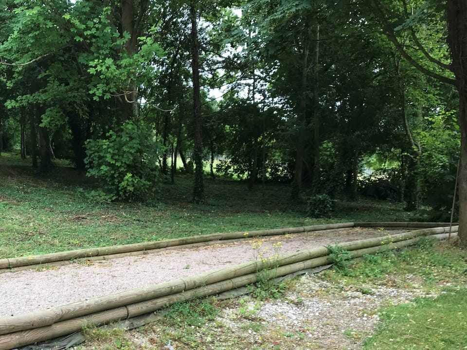 Le terrain de petanque