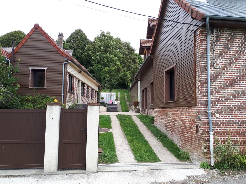 L'entrée de la propriété et le studio sur la gauche