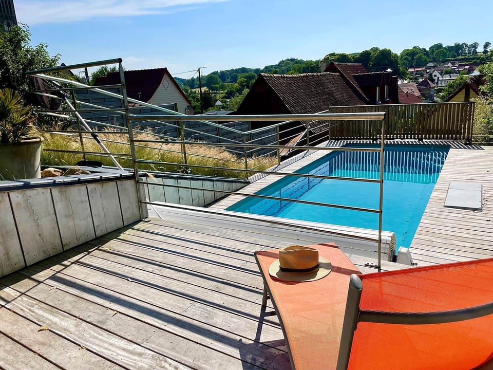 petite terrasse haute et la piscine