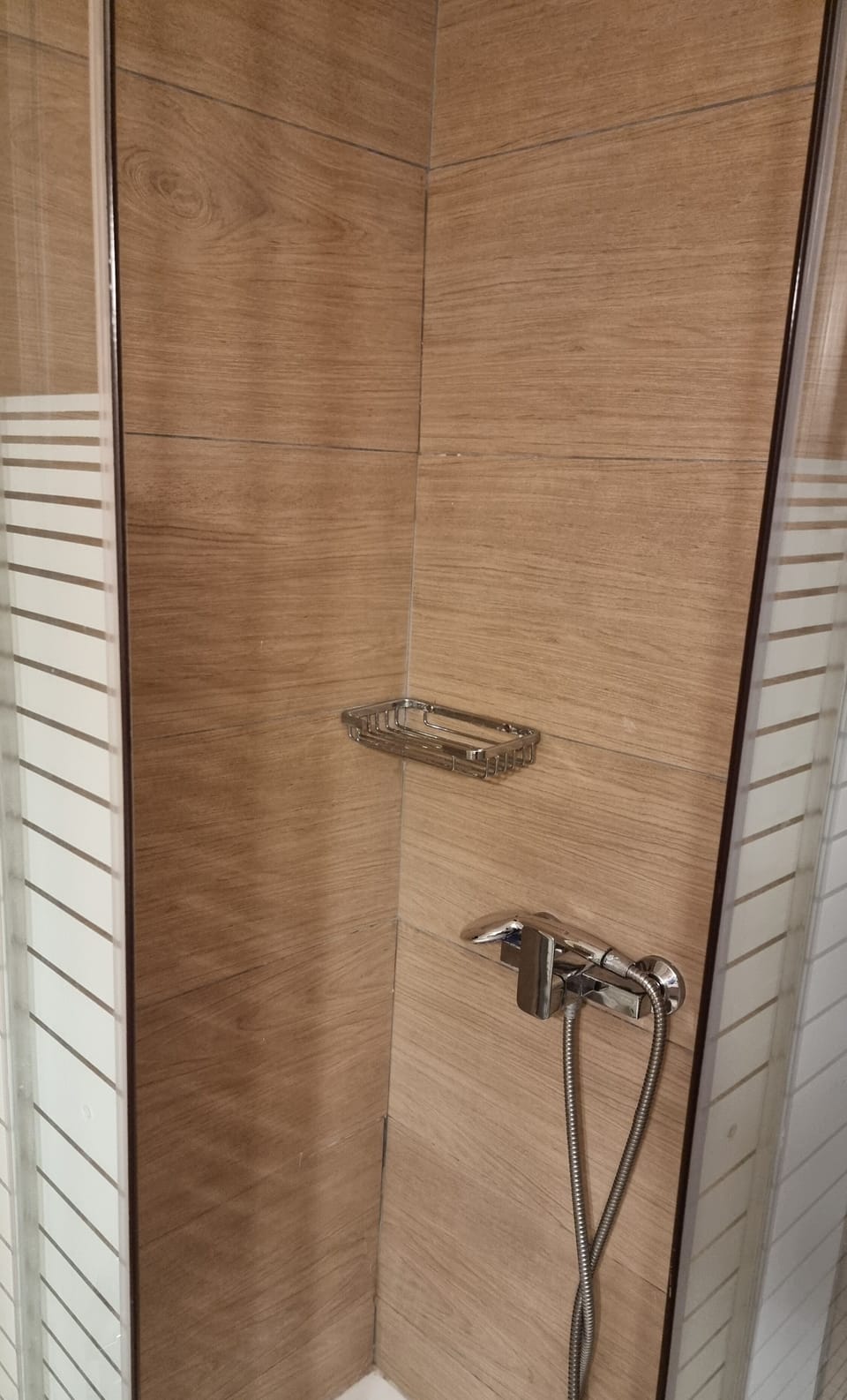 Basic Apartment | Bathroom | Shower, hair dryer, towels, soap