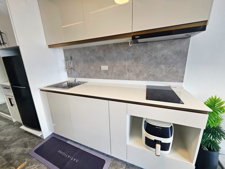 Apartment | Private kitchen | Full-size fridge, microwave, stovetop, coffee/tea maker