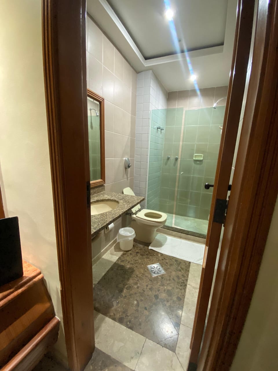 Deluxe Room | Bathroom | Combined shower/tub, free toiletries, towels