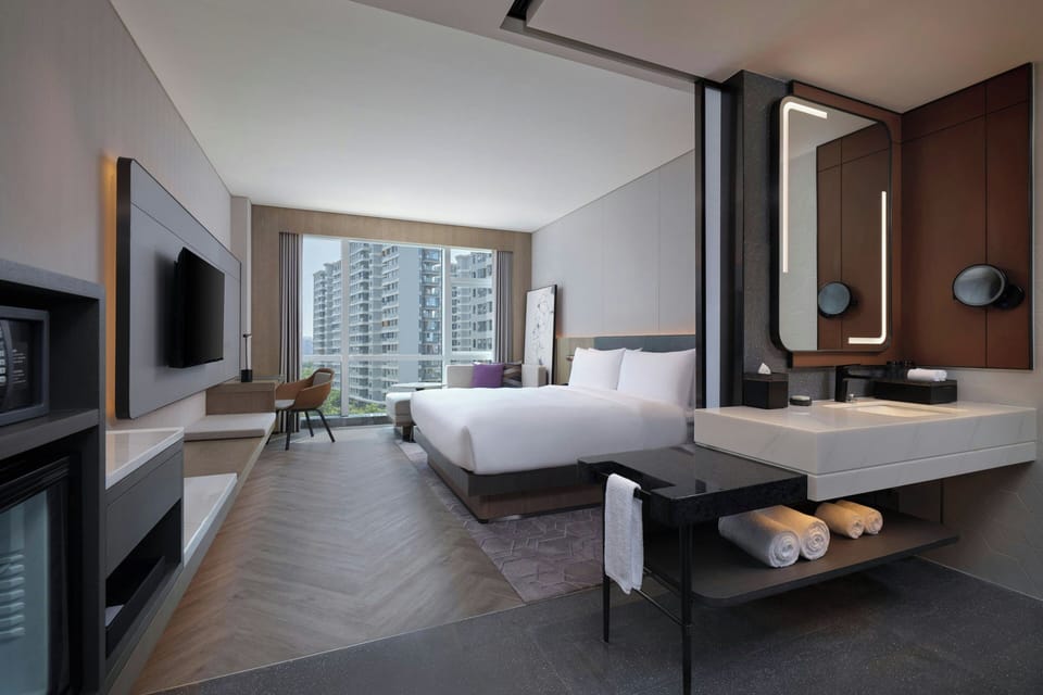 Business Room, 1 King Bed, City View