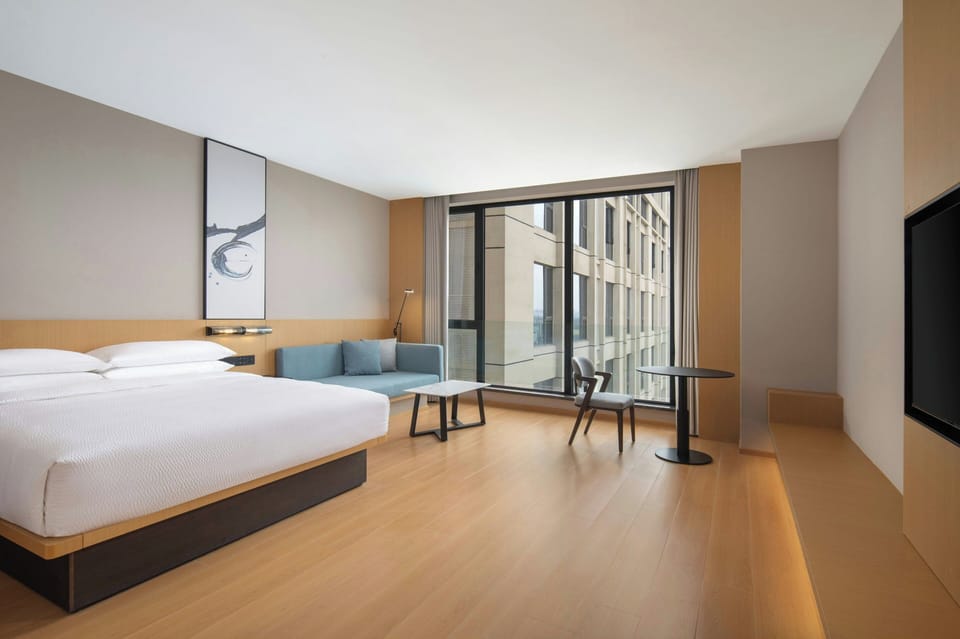Executive Room, 1 King Bed | Down comforters, in-room safe, desk, blackout drapes