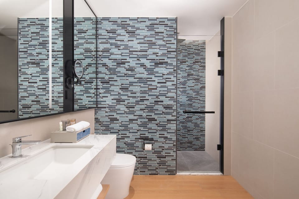 Superior Room, 1 King Bed | Bathroom | Shower, rainfall showerhead, free toiletries, hair dryer