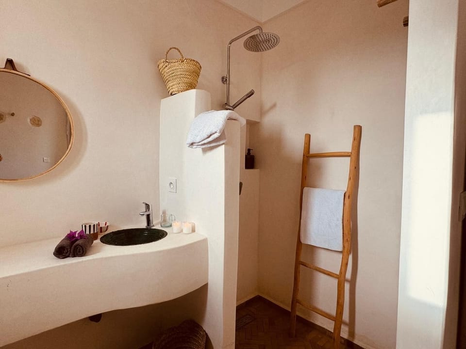 Superior Double Room, Poolside | Bathroom | Shower, free toiletries, hair dryer, slippers