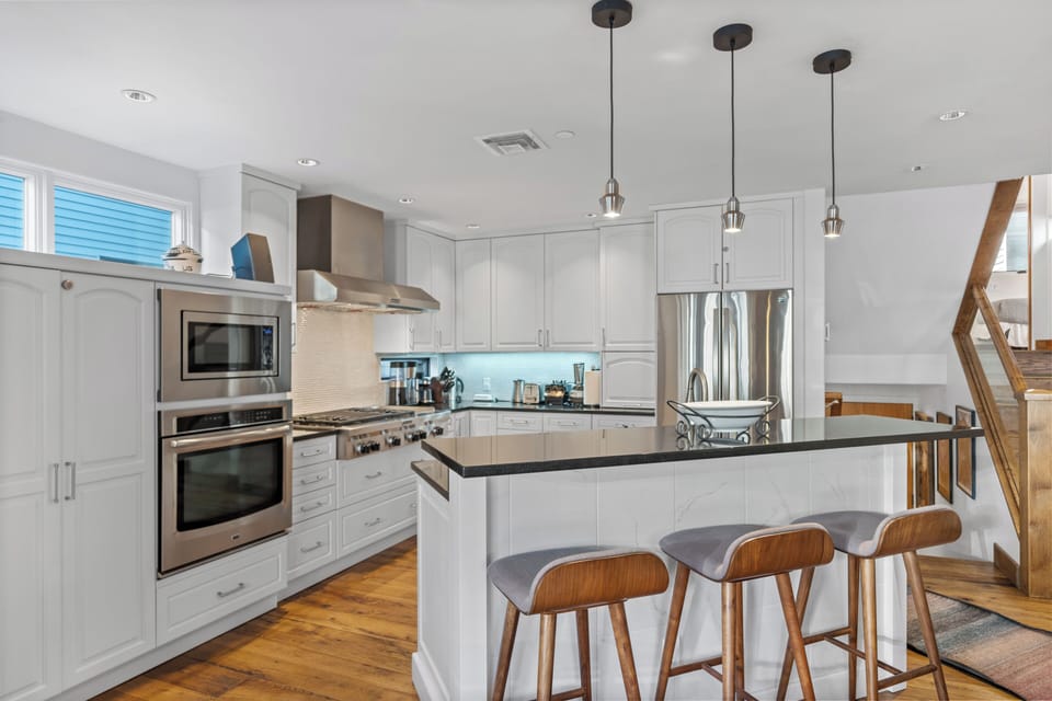 Full kitchen and breakfast bar