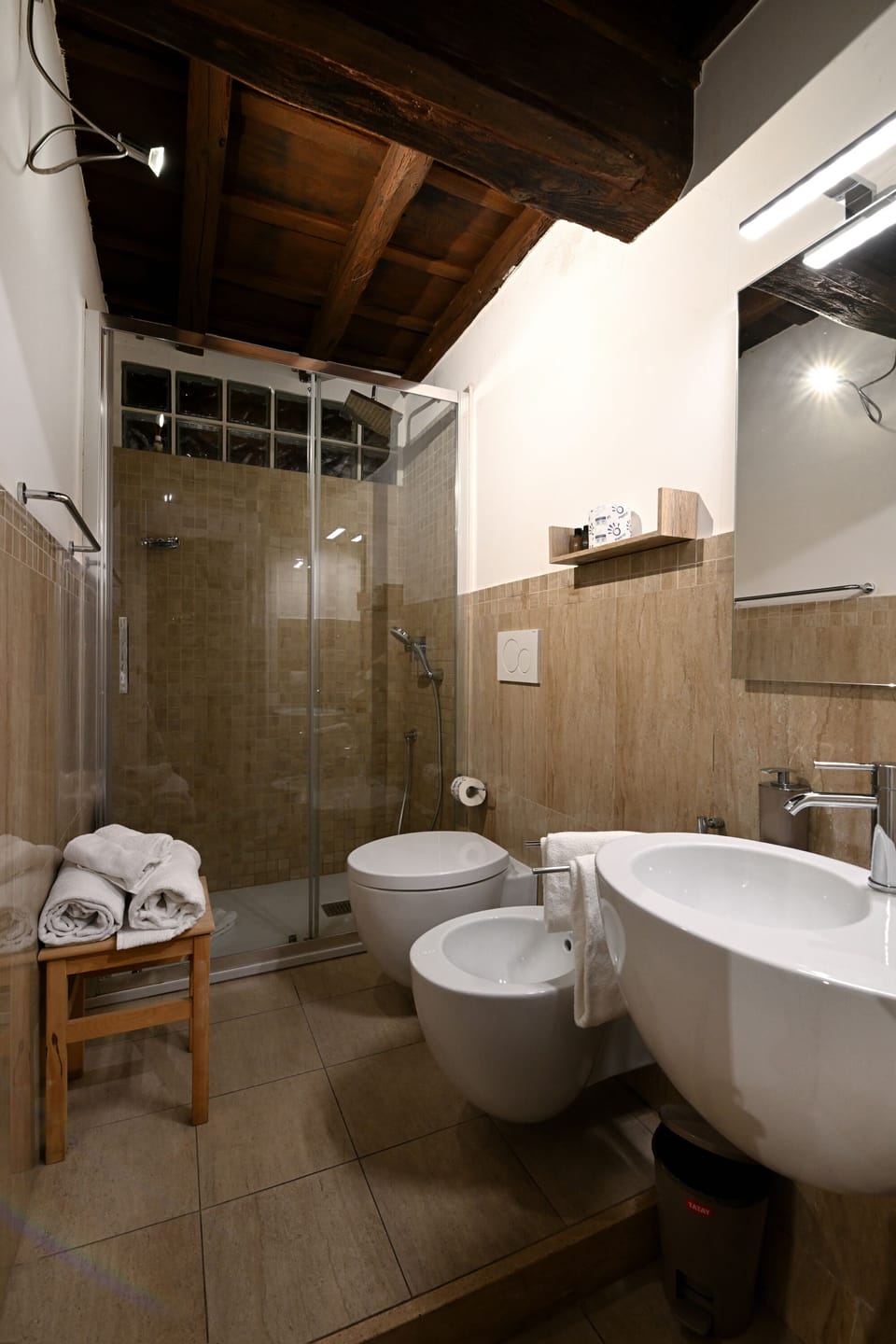 Comfort Double or Twin Room | Bathroom | Free toiletries, hair dryer, bidet