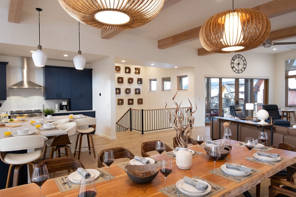Dining Area, Upper Level - Table with seating