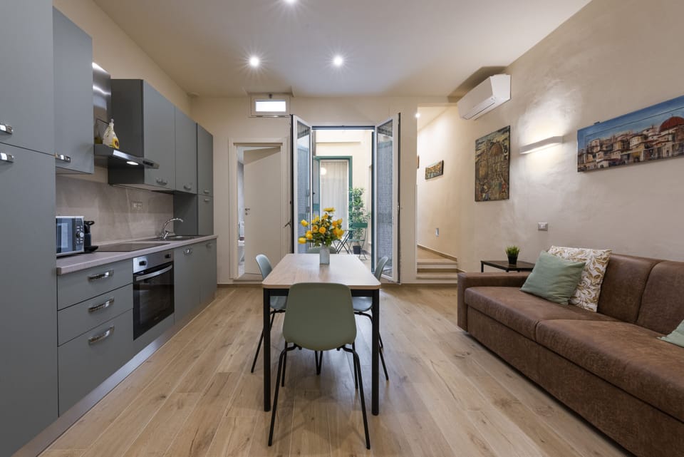 Deluxe Apartment | Bathroom | Shower, hair dryer, bidet, towels
