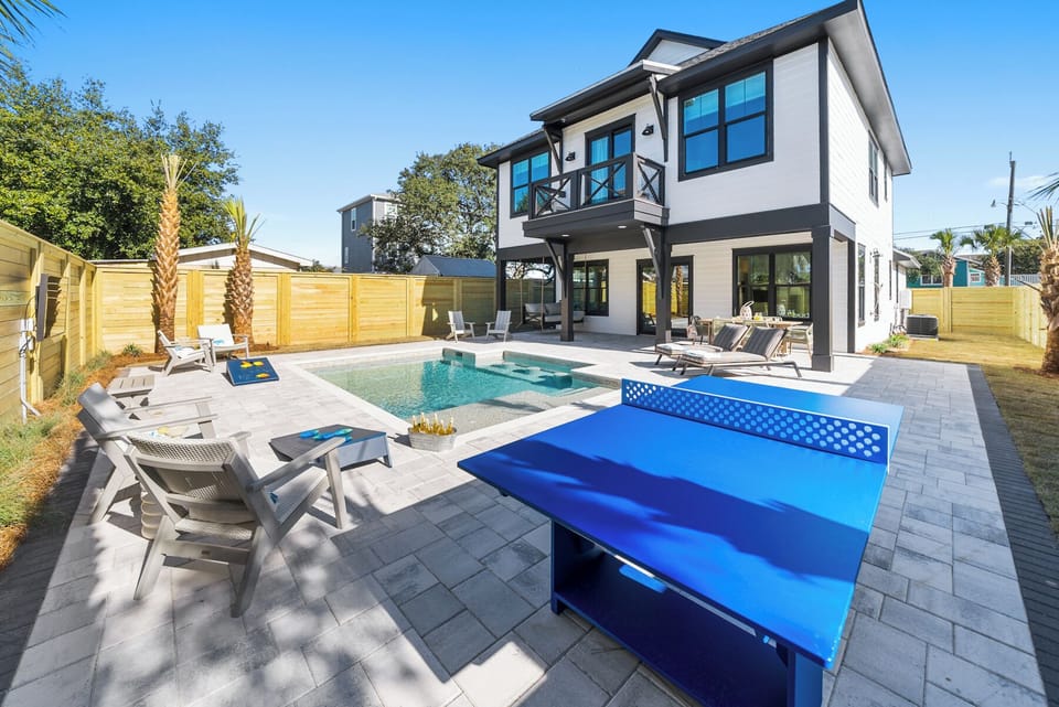 Private Backyard with Pool, Sun Loungers, Cornhole Game and Ping Pong Table