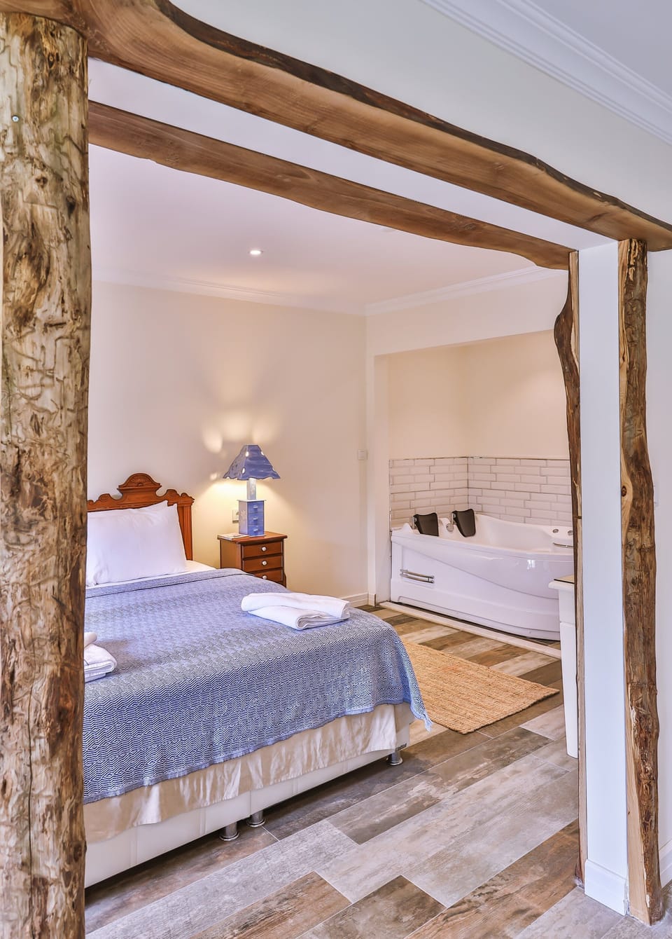 Jakuzili Junior Suite | Premium bedding, minibar, in-room safe, soundproofing