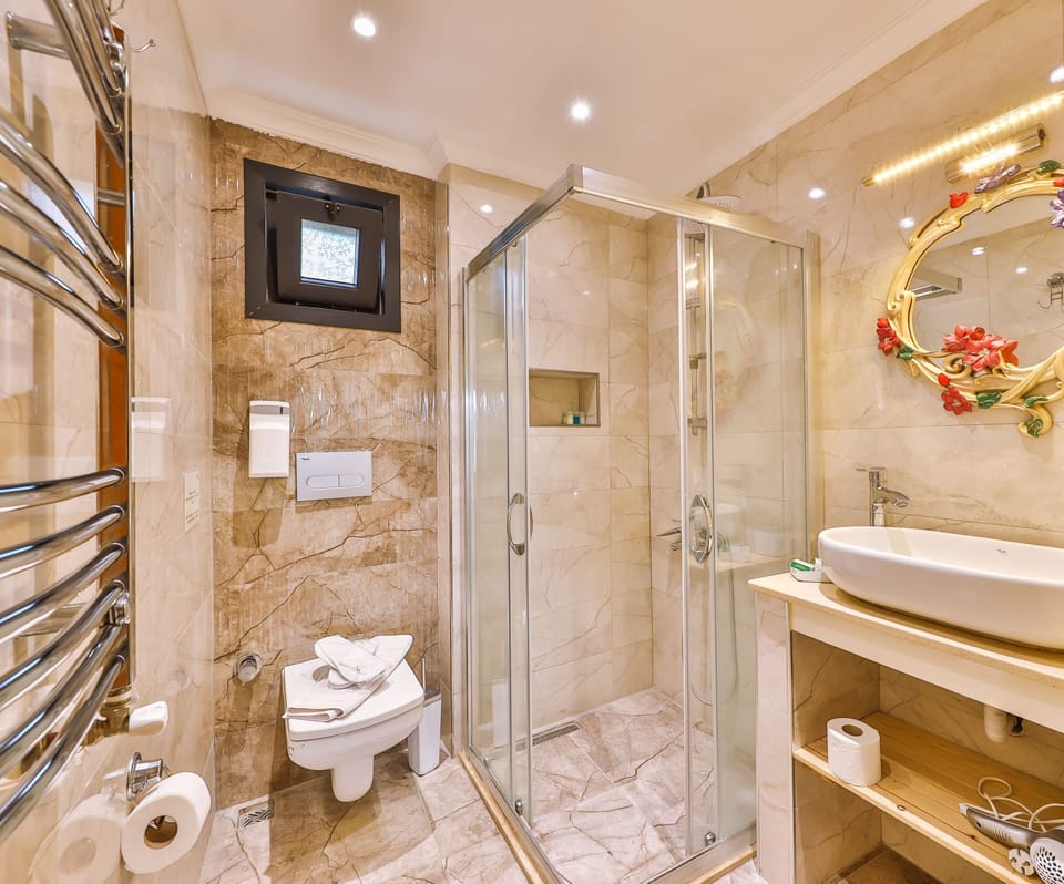 Nehir Manzarali Oda | Bathroom | Free toiletries, hair dryer, slippers, towels