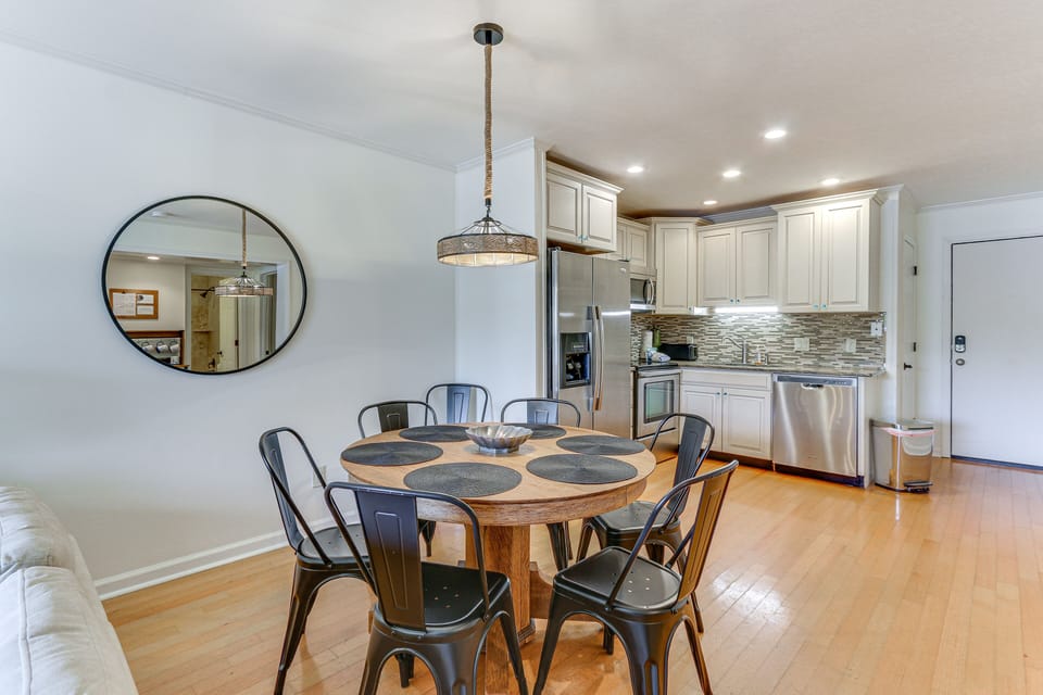 Dining Area | Dishware & Flatware Provided