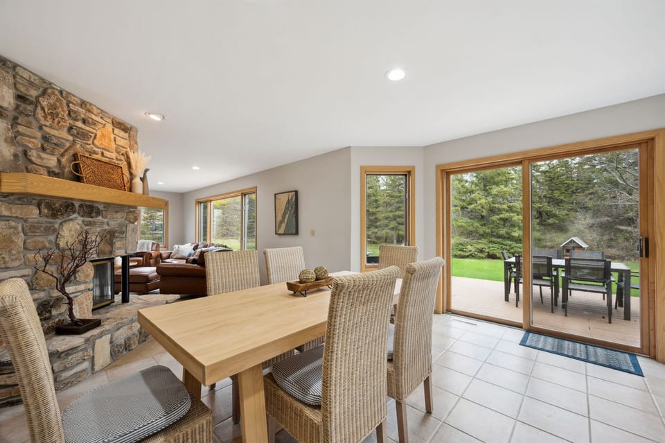 Enjoy casual dining in our cozy dining area, perfect for leisurely breakfasts and lively dinners.