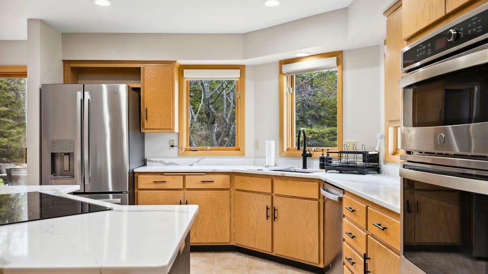 Contemporary kitchen with a full suite of appliances and plenty of cabinet space.