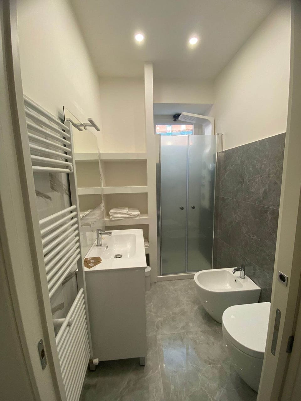Apartment | Bathroom | Free toiletries, hair dryer, bathrobes, bidet