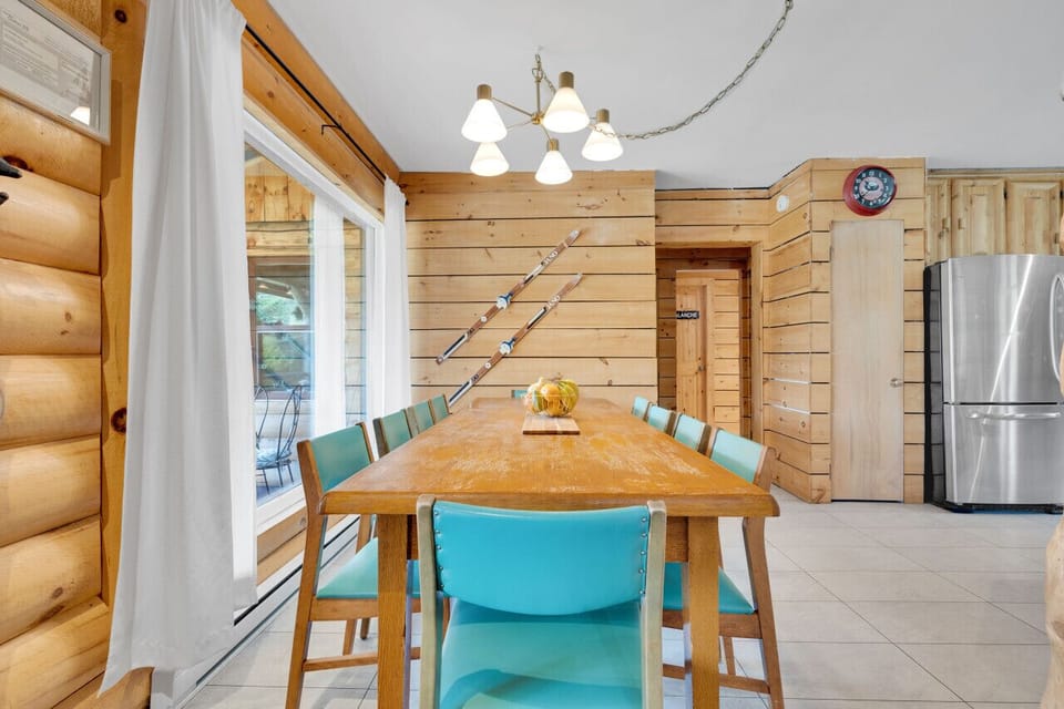 Table à manger pour 10 personnes avec vue sur lac