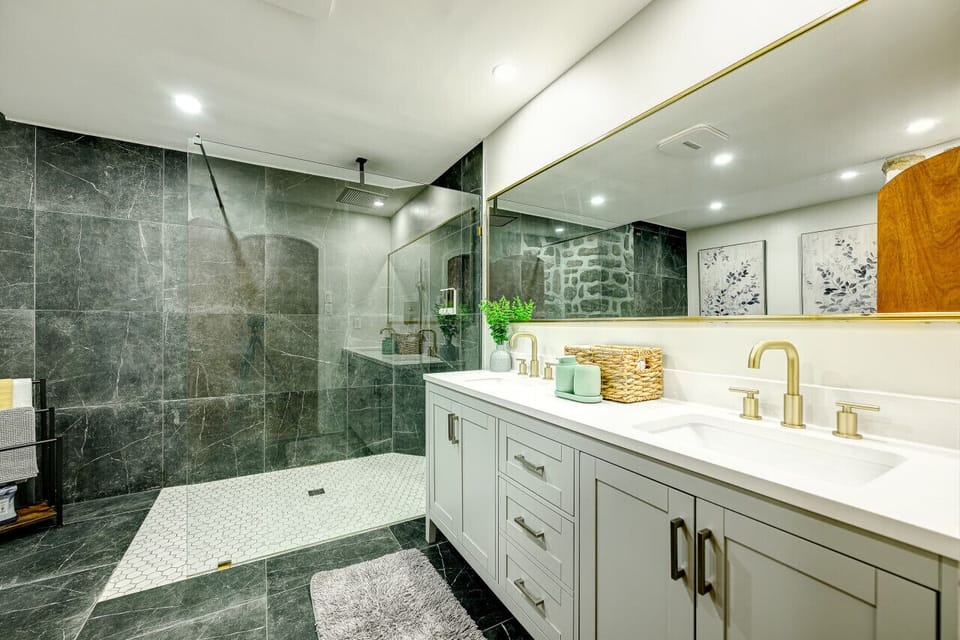 Salle de bain complète avec 2 vanités, douche et bain