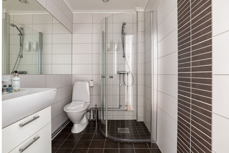 Standard Twin Room, 1 Bedroom | Bathroom | Heated floors, towels