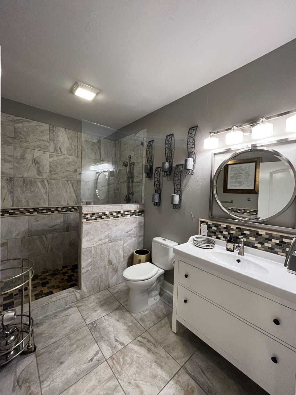 Room 2 | Bathroom | Shower, free toiletries, hair dryer, towels