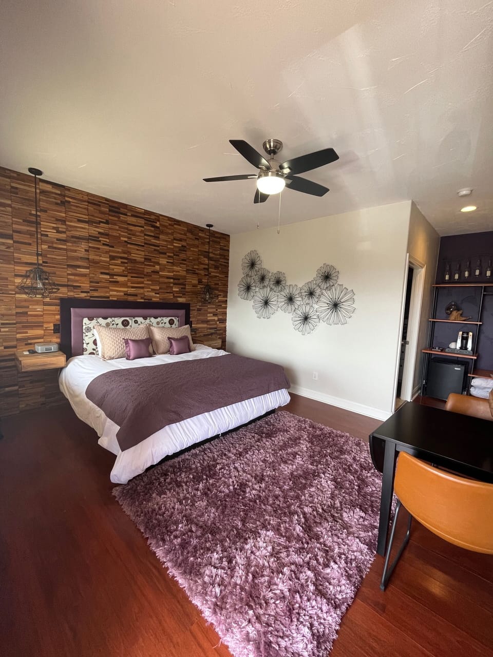 Room 3 | Individually decorated, individually furnished, laptop workspace