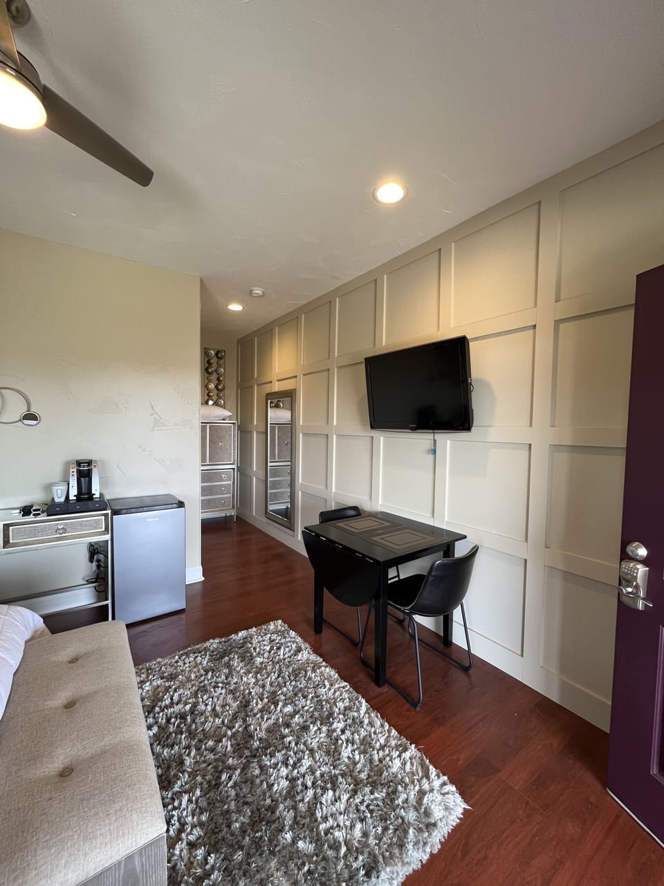 Room 2 | Individually decorated, individually furnished, laptop workspace