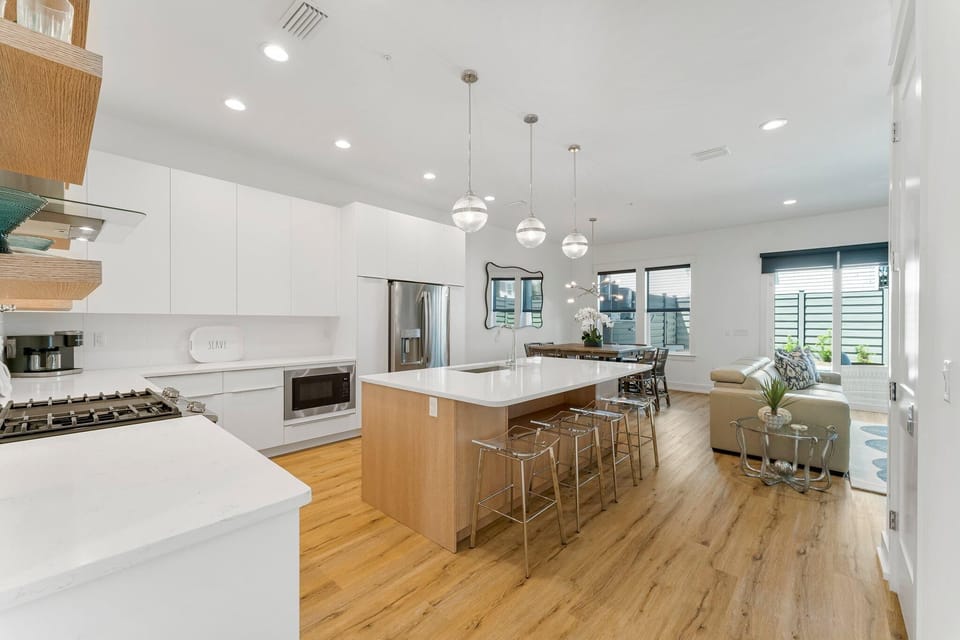 Main Level - Kitchen, Seats 4