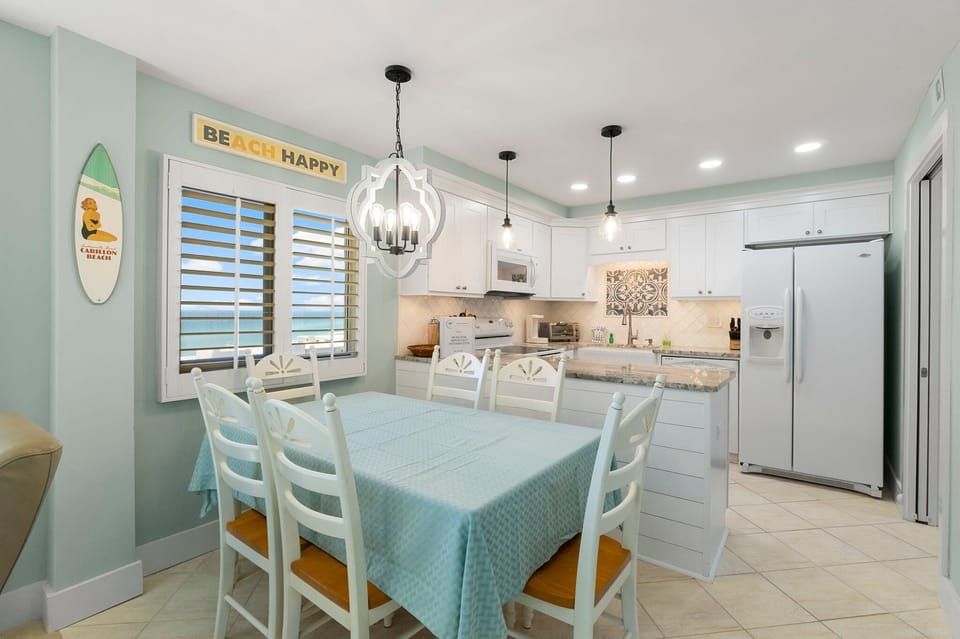 Spacious kitchen with room for 6 around the dinner table