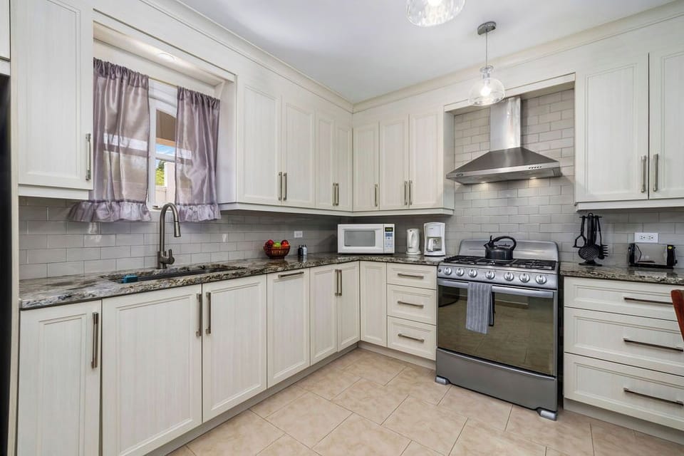 Fully equipped and ready for your culinary creations! Enjoy the flexibility and convenience of our modern kitchen during your stay.