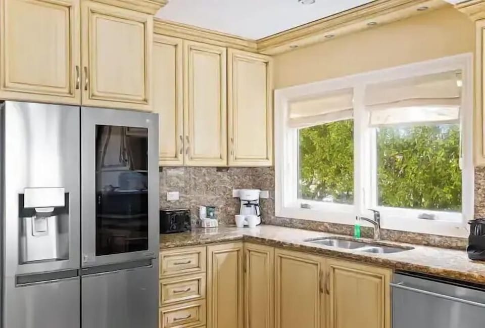 Fully equipped kitchen.