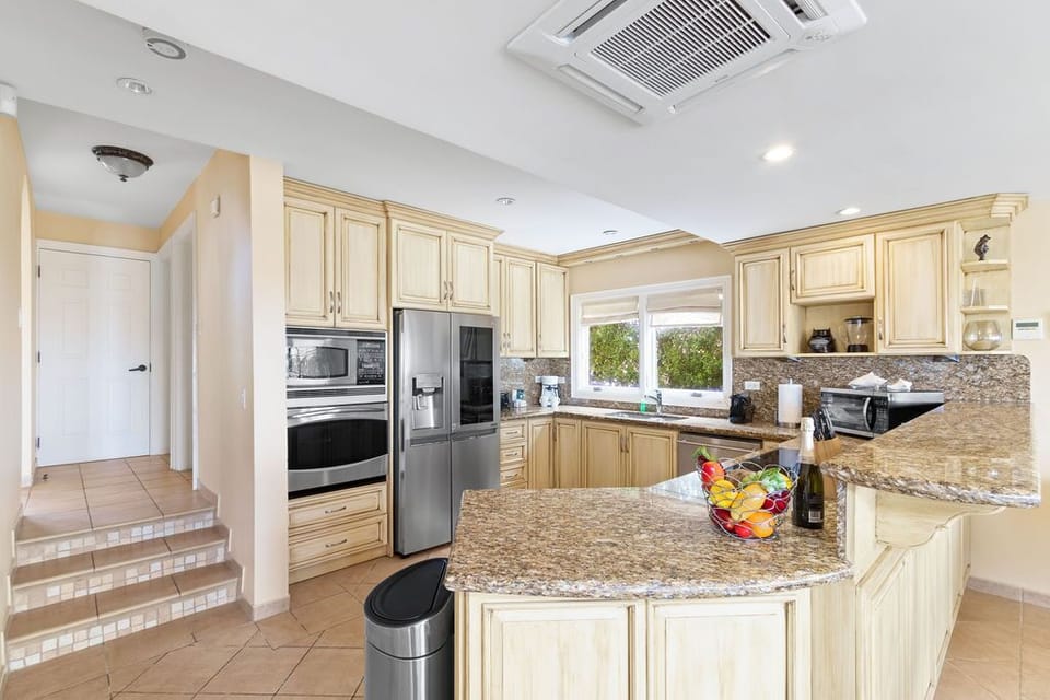 Fully equipped kitchen.