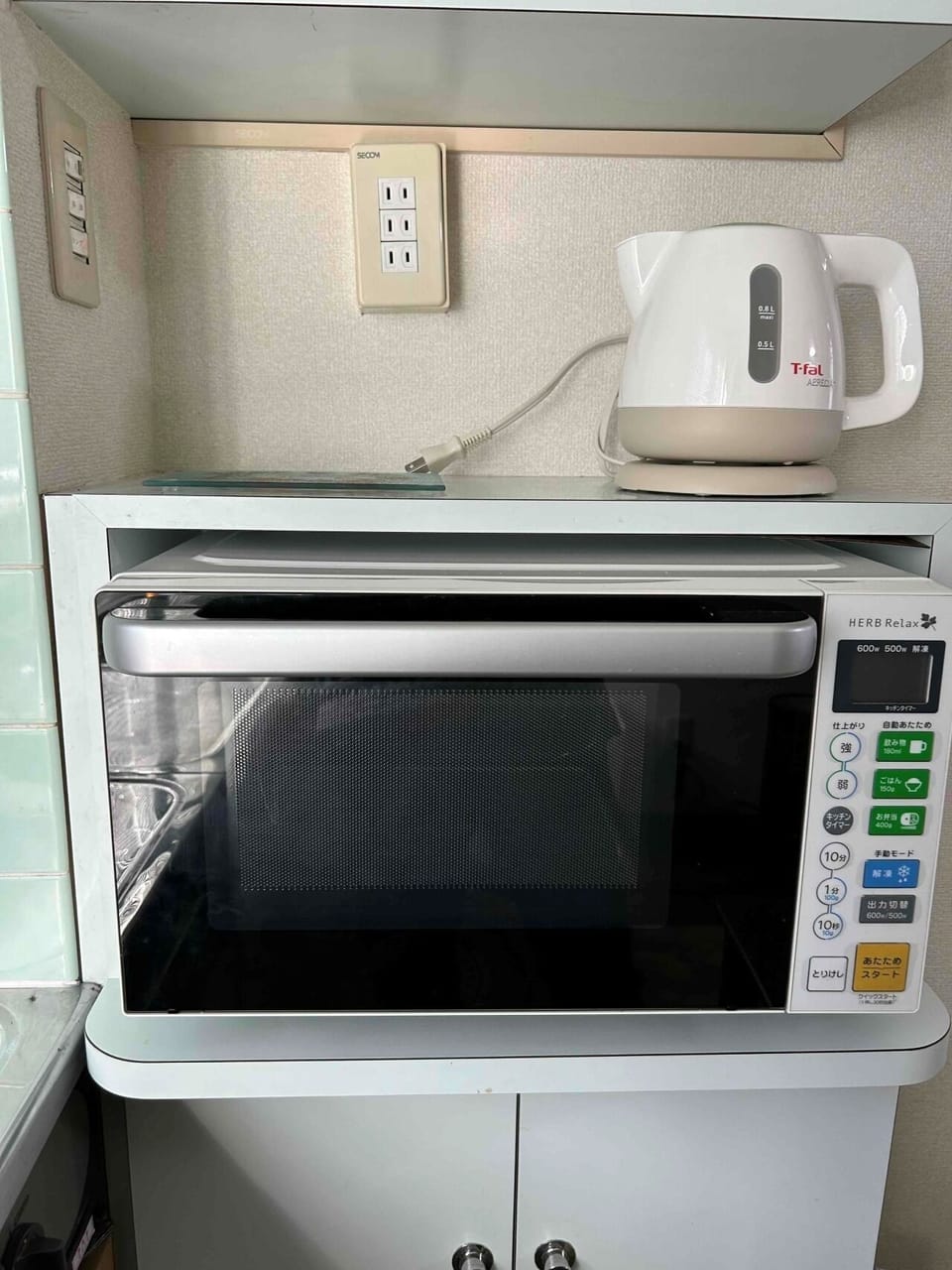(Included) Microwave oven and pot