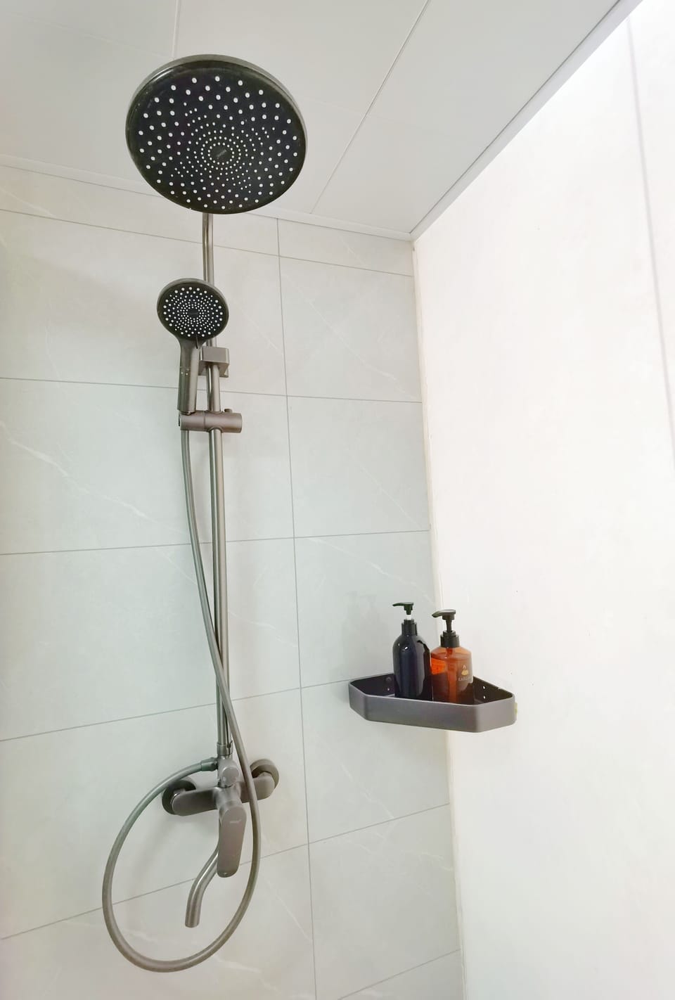 Shower, rainfall showerhead, free toiletries, hair dryer