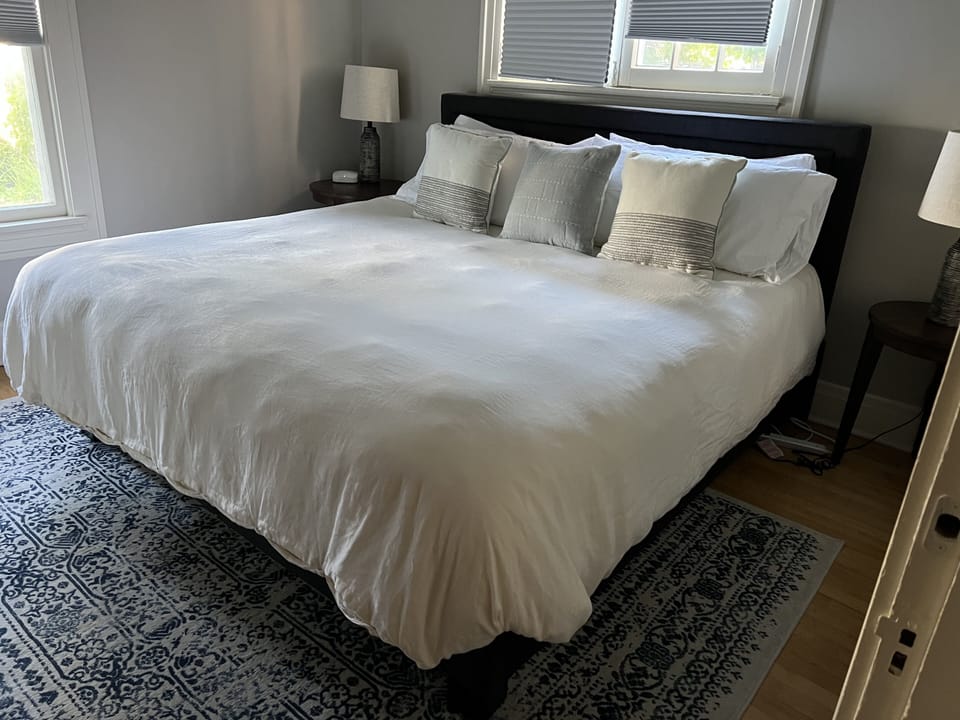 Beautiful Luxury Suite B Shorewood Home Apartment in Shorewood