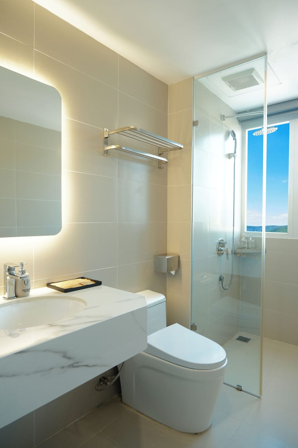 Comfort Suite, Mountain View | Bathroom | Designer toiletries, hair dryer, bathrobes, slippers