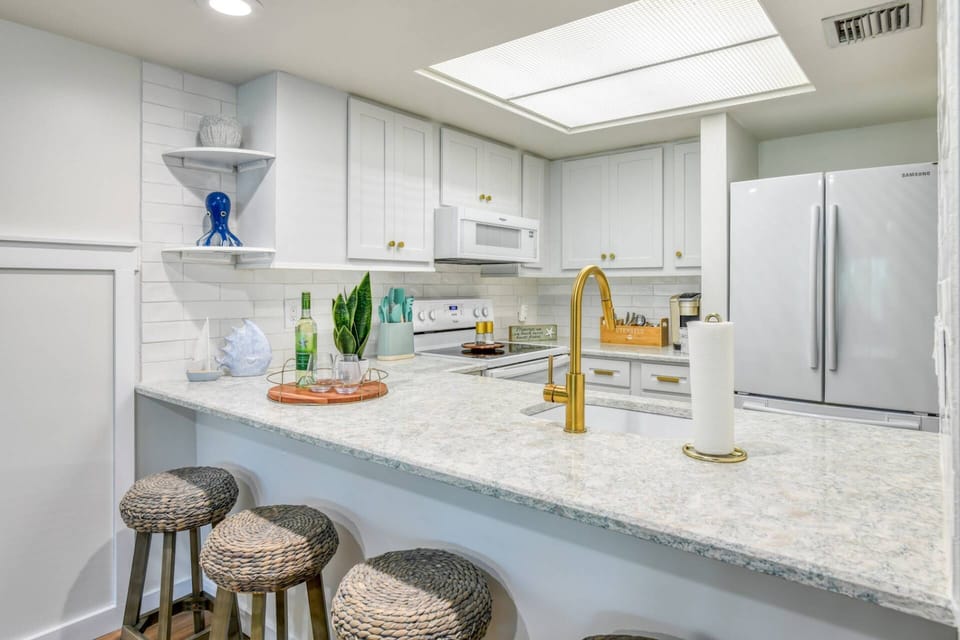The kitchen has everything you need to create delicious meals!
