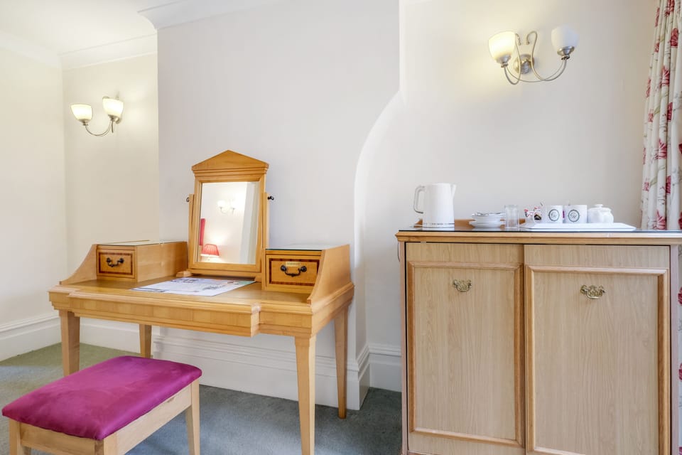 Executive Double Room, 1 King Bed, Bathtub, Courtyard Area | Living area | 32-inch LCD TV with digital channels