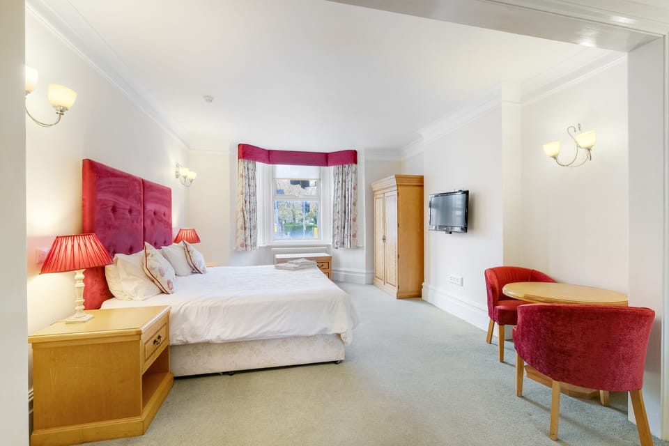 Executive Double Room, 1 King Bed, Bathtub, Courtyard Area | Iron/ironing board, WiFi (free)