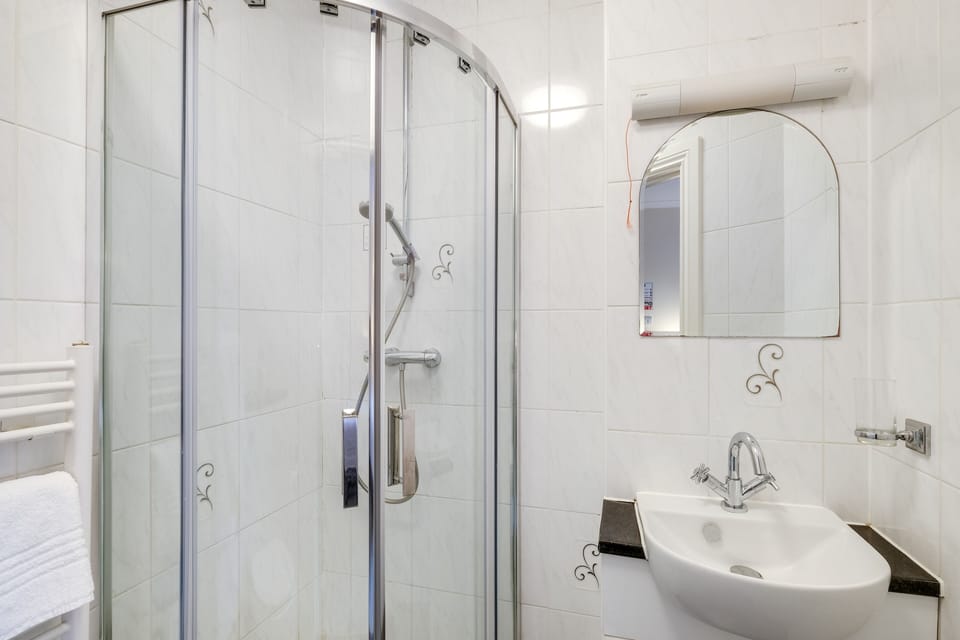 Economy Double Room, 1 Queen Bed, Non Smoking, Private Bathroom | Bathroom | Eco-friendly toiletries, hair dryer, towels, soap