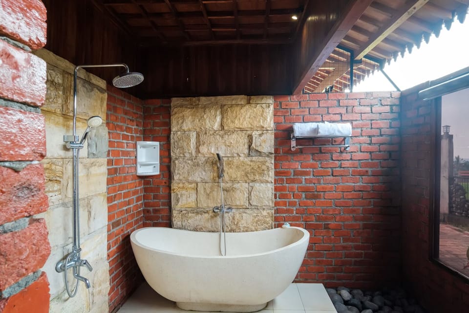 Family Room | Bathroom | Shower, bidet, towels