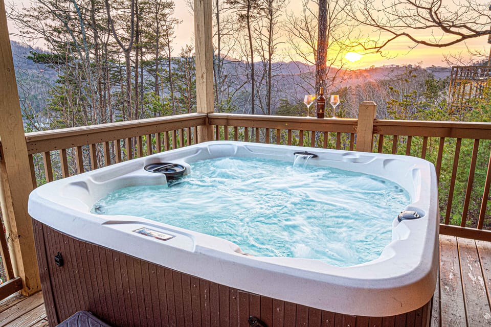 Relax and unwind in pure serenity: enjoy a sunset soak in our mountain-view hot tub, where tranquility meets breathtaking beauty. 🌄🛁✨ Perfect for a peaceful evening escape.