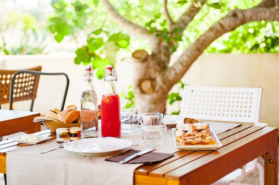 Free daily cooked-to-order breakfast