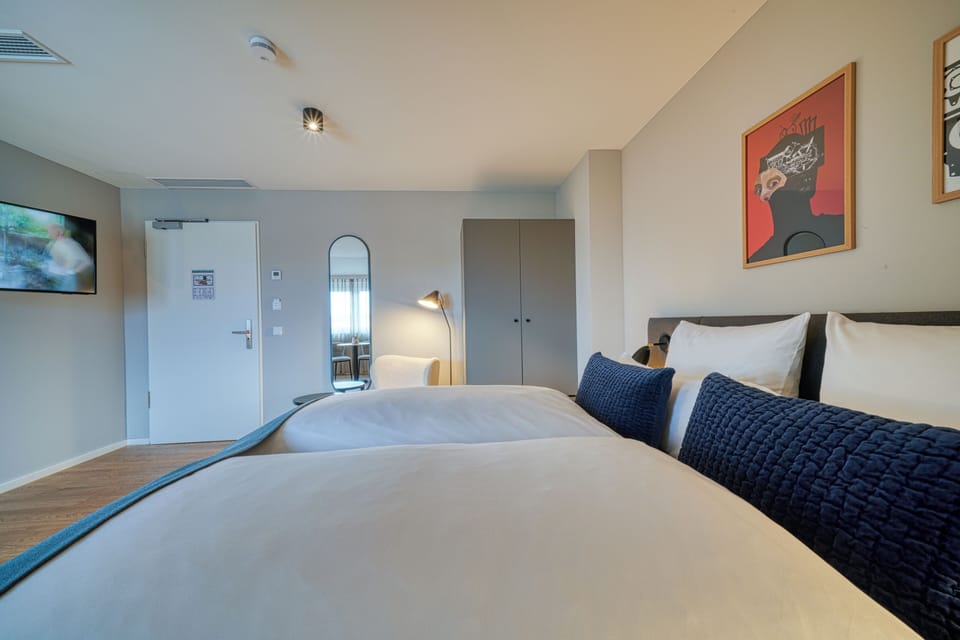 Hypo-allergenic bedding, in-room safe, desk, blackout drapes