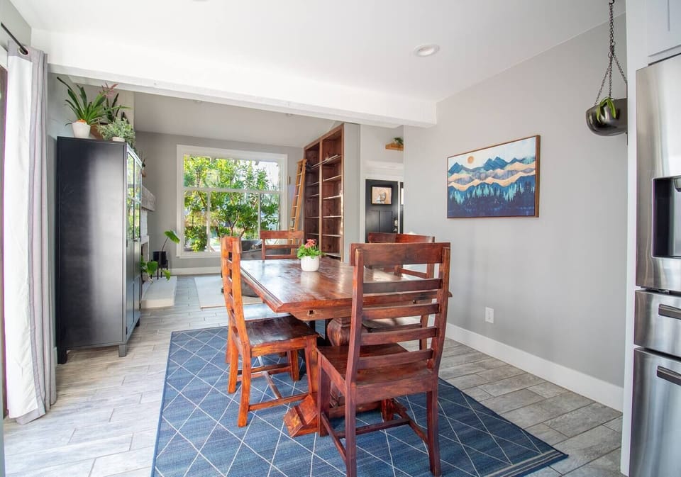 Expandable Dining Table