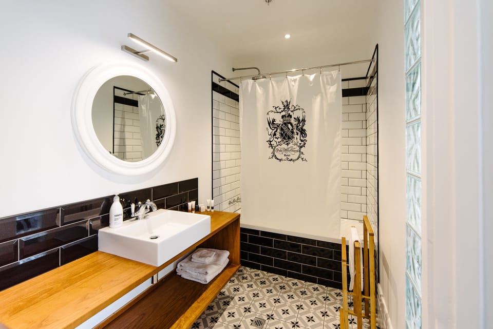 Waterfront Room | Bathroom | Free toiletries, hair dryer, towels, soap