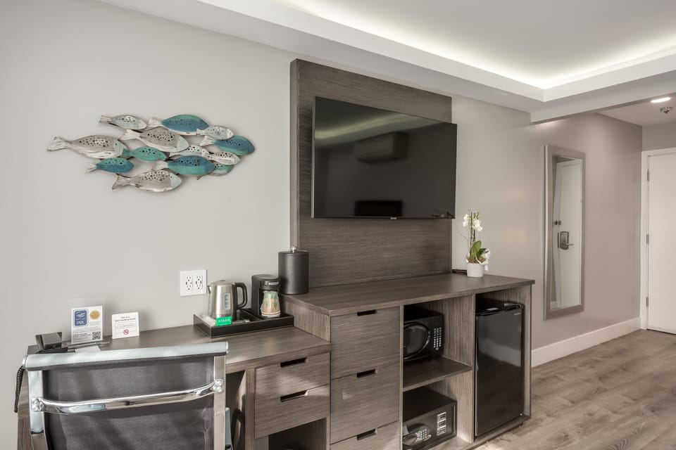 Deluxe Room, 1 King Bed | Premium bedding, down comforters, in-room safe, desk