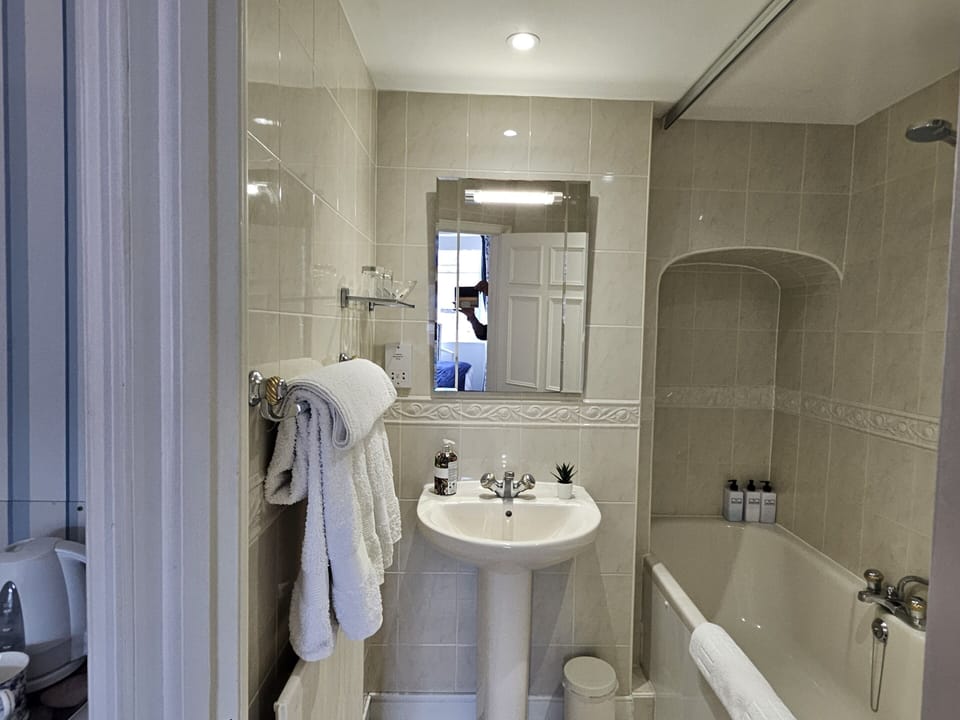 Deluxe Double Room, Ensuite, City View | Bathroom