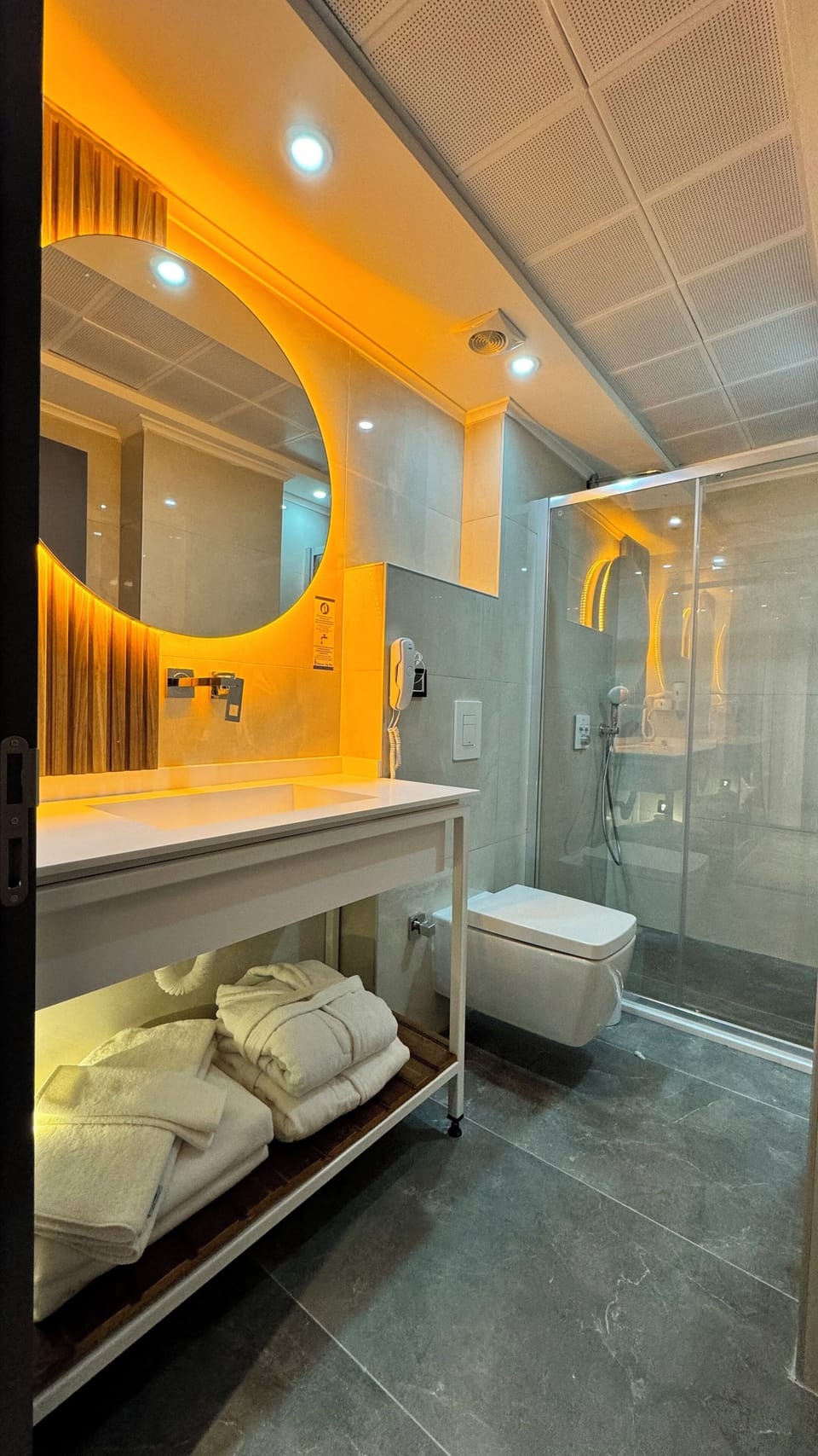 Standard Twin Room | Bathroom | Hair dryer, slippers, heated floors, towels