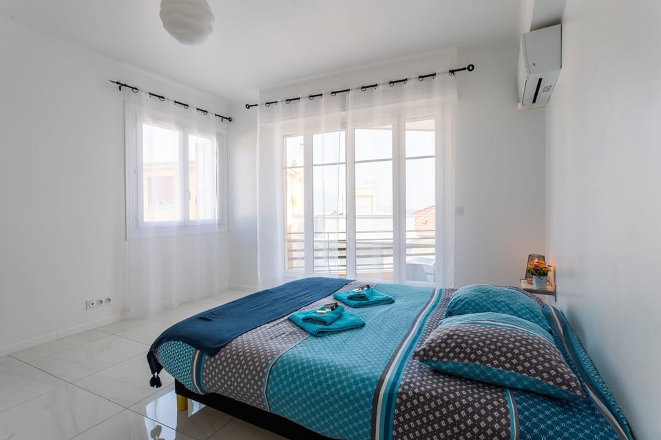 The master bedroom is equipped with a double bed, is air conditioned and has two large windows that allow for a very good amount of light.